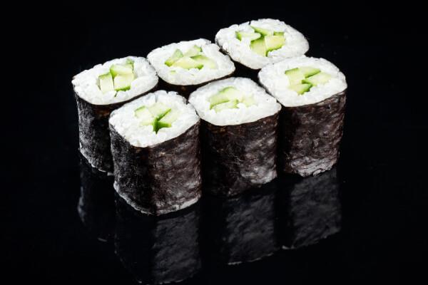 Классический ролл с огурцом